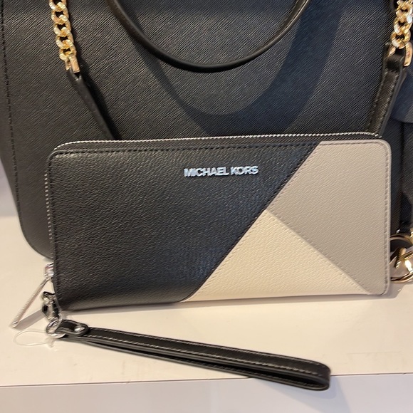 MICHAEL KORS LARGE TRAVEL CONTINENTAL WRISTLET WALLET PHONEHOLDER Black Multi - Picture 1 of 16